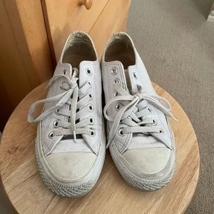 Leather low top converse size 6.5